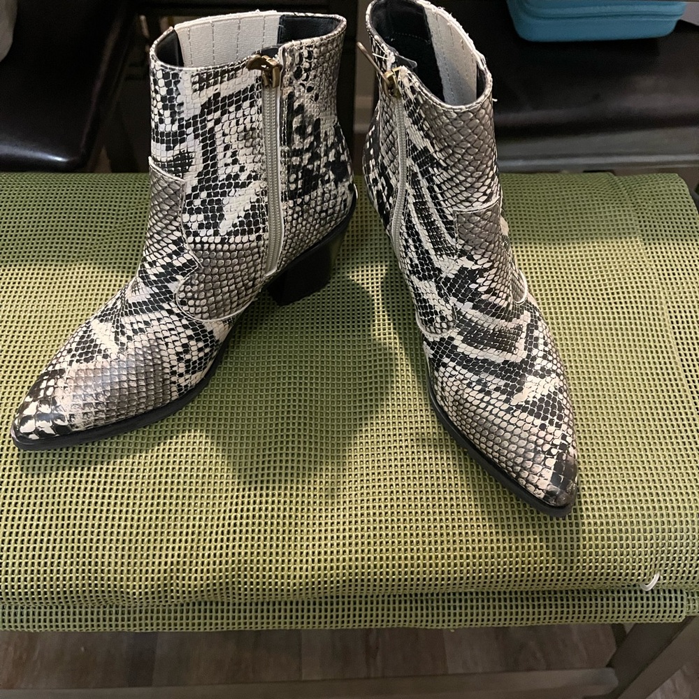 NEW LOOKING AND CONDITION PAIR OF BOOTS BY BLONDO WATERPROOF SIZE 6.5